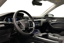 musta Audi e-tron 2022 kuva 7.