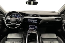 musta Audi e-tron 2022 kuva 9.