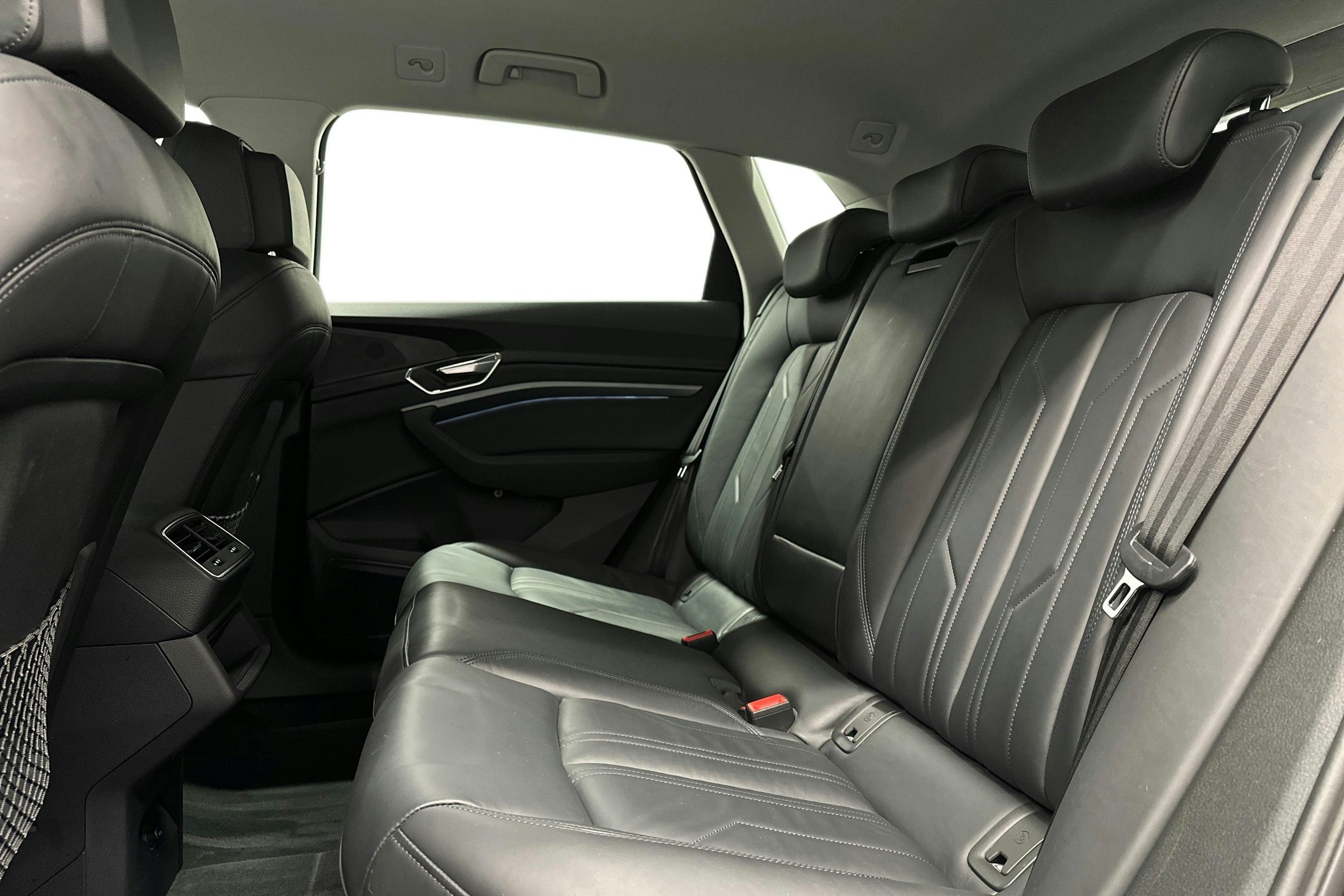 musta Audi e-tron 2022 kuva 10.