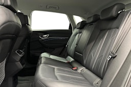 musta Audi e-tron 2022 kuva 10.