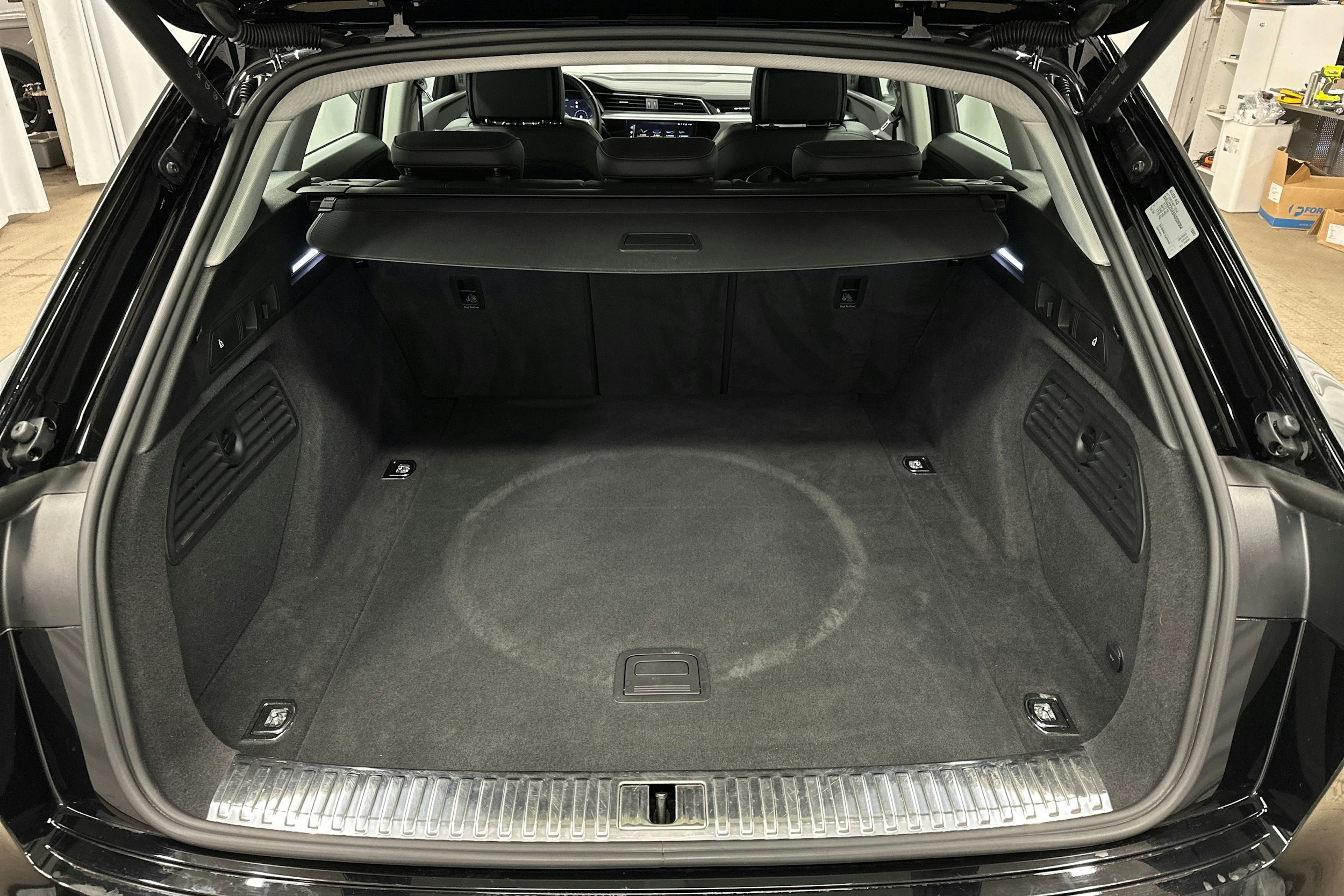 musta Audi e-tron 2022 kuva 13.