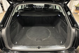 musta Audi e-tron 2022 kuva 13.