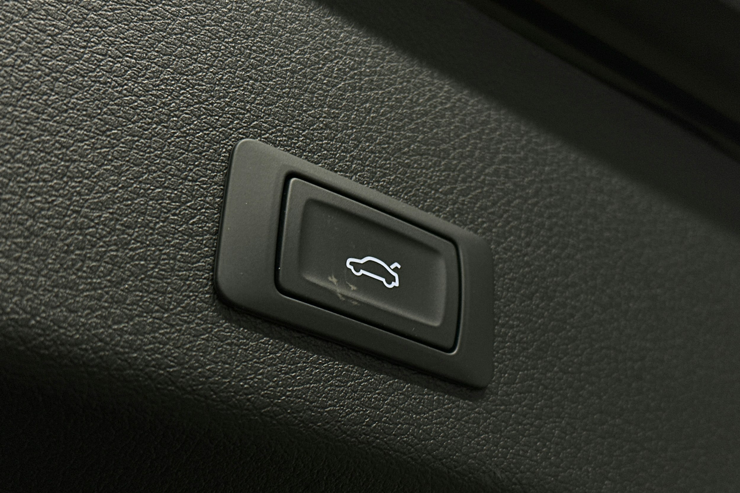 musta Audi e-tron 2022 kuva 14.