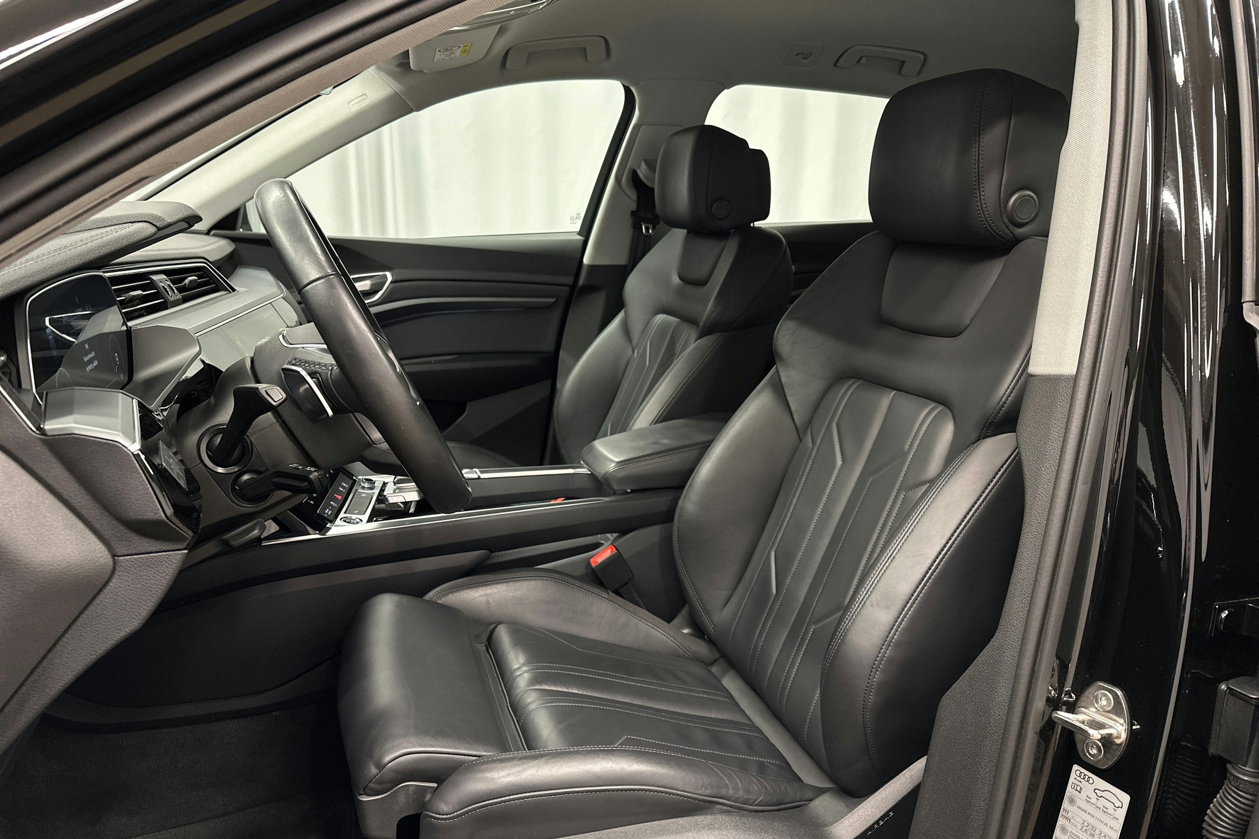 musta Audi e-tron 2022 kuva 15.