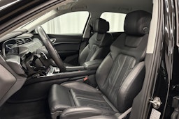 musta Audi e-tron 2022 kuva 15.