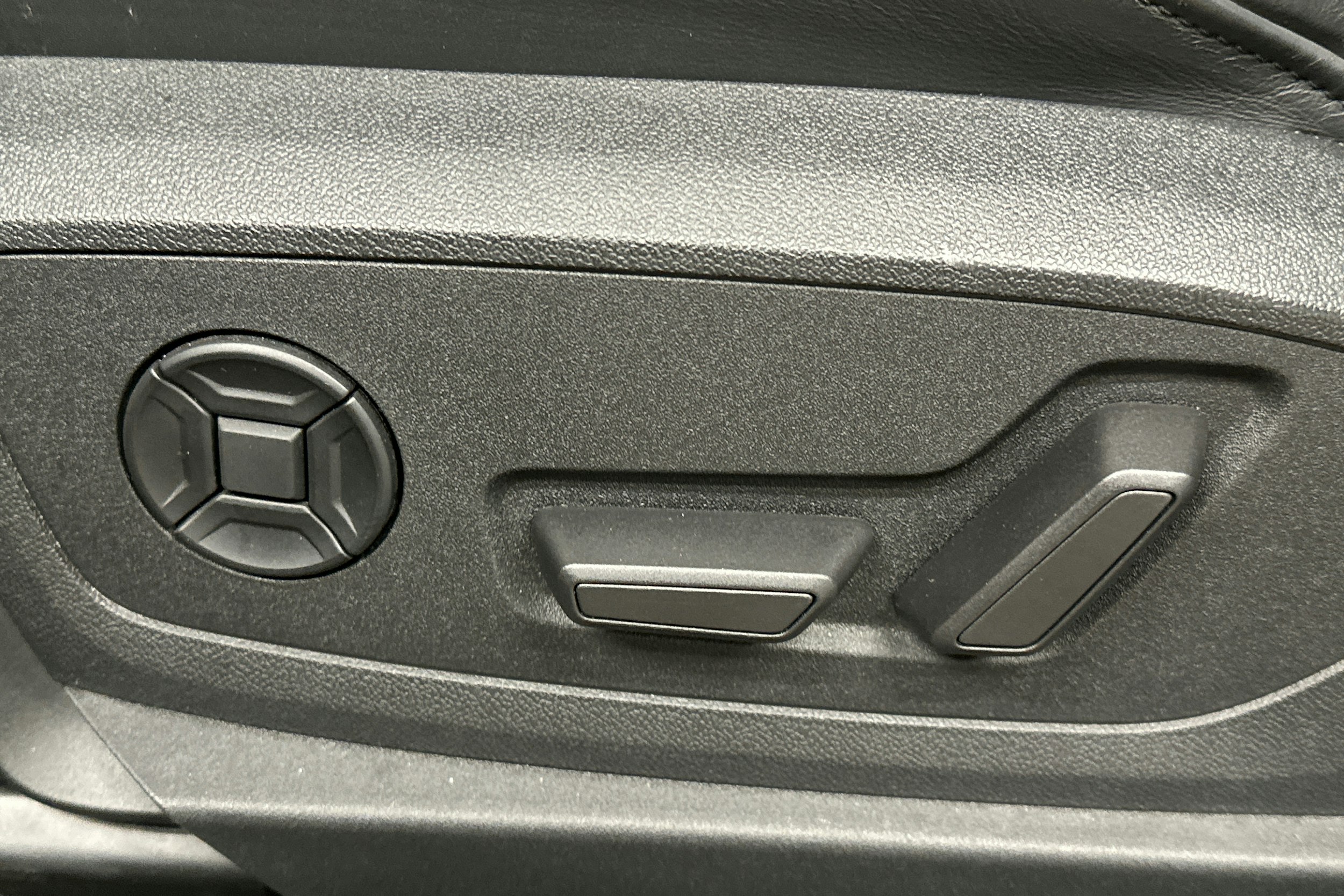 musta Audi e-tron 2022 kuva 16.