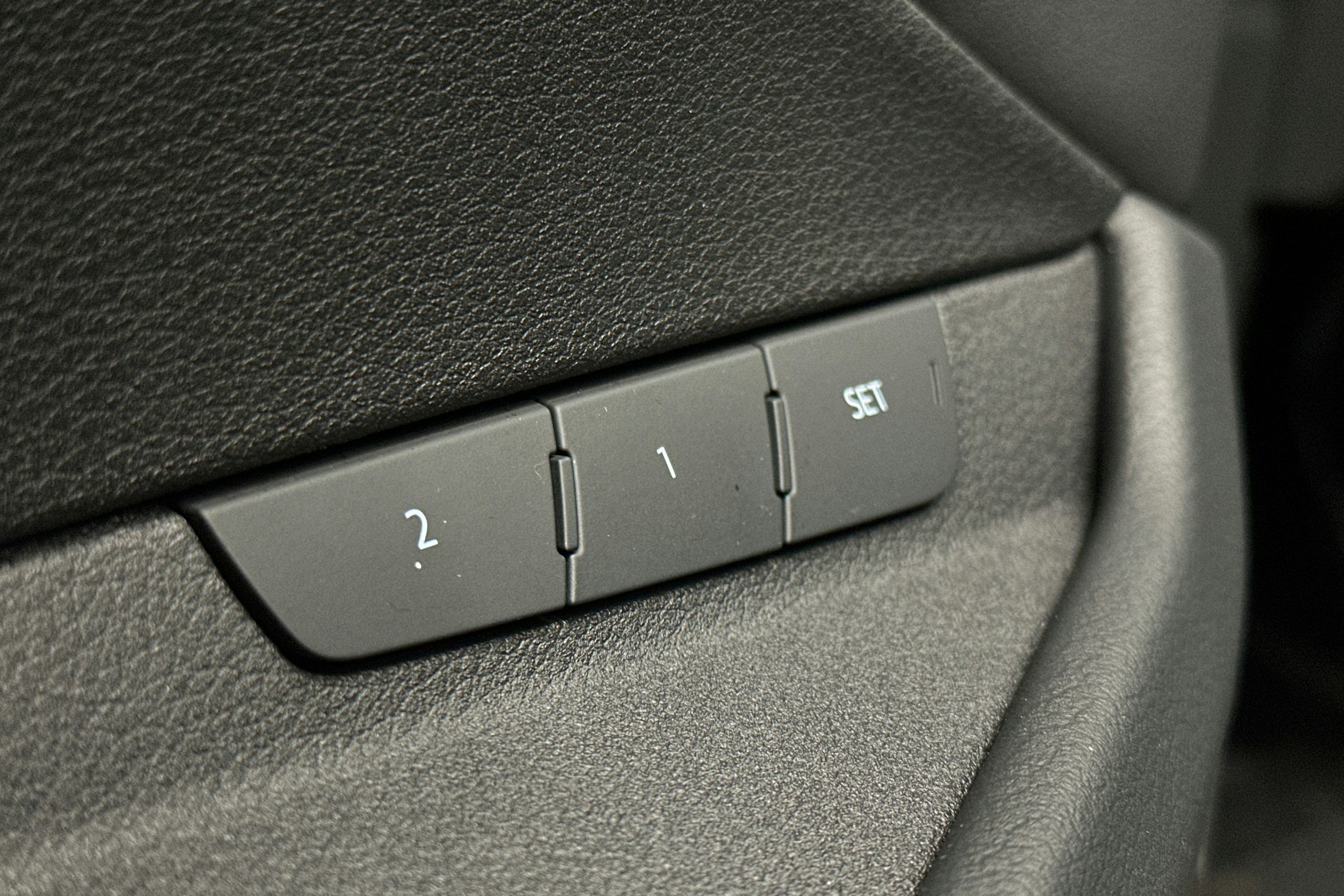 musta Audi e-tron 2022 kuva 17.