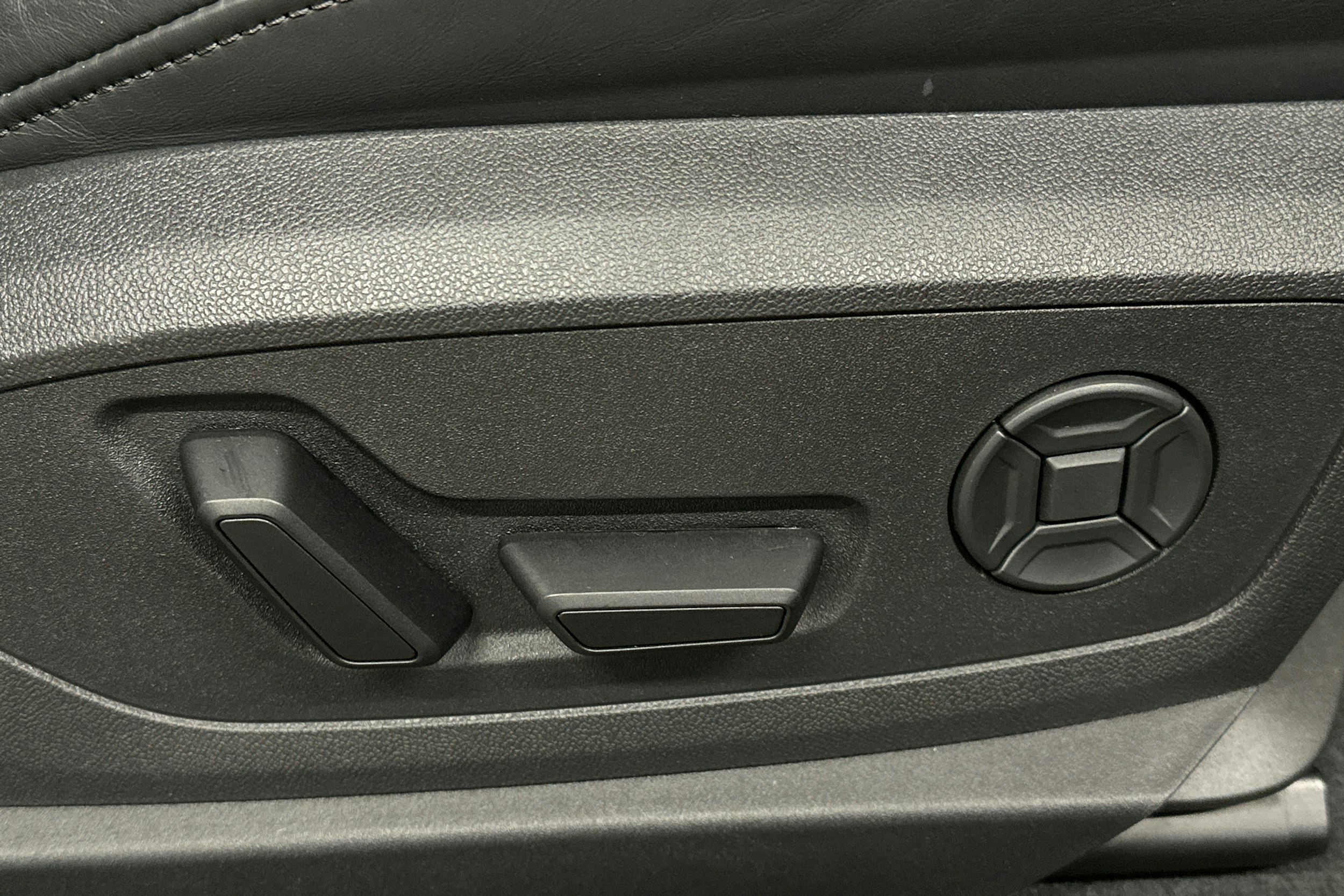 musta Audi e-tron 2022 kuva 18.