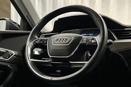 musta Audi e-tron 2022 kuva 19.