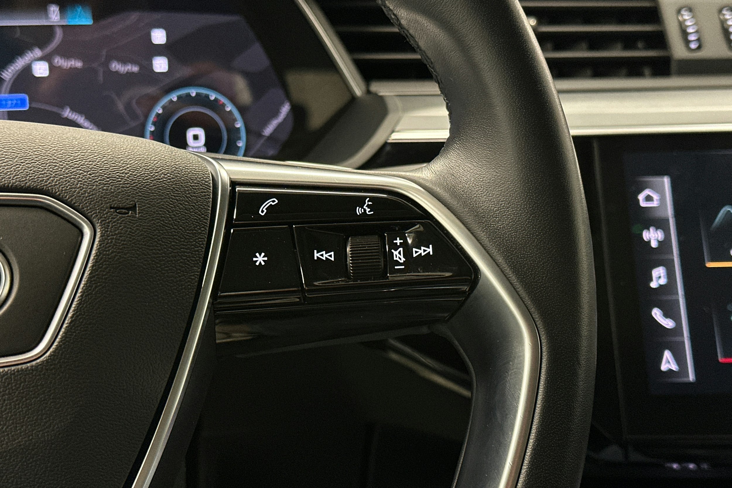 musta Audi e-tron 2022 kuva 21.