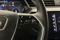 musta Audi e-tron 2022 kuva 21.