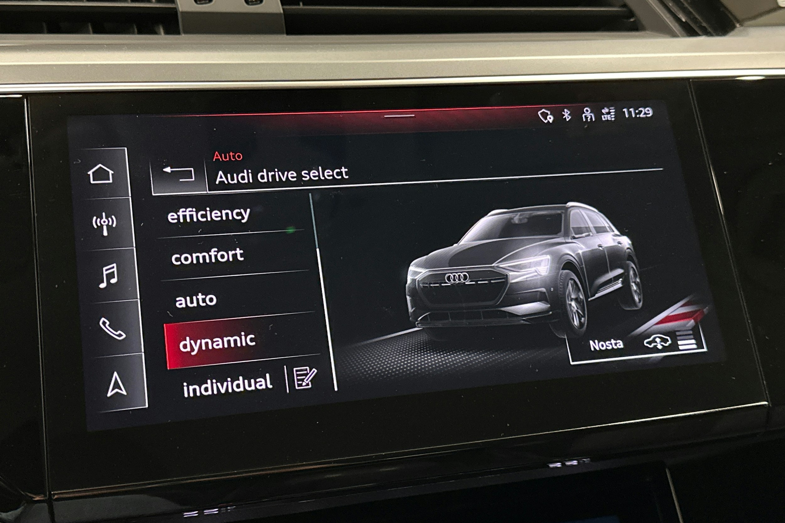 musta Audi e-tron 2022 kuva 24.