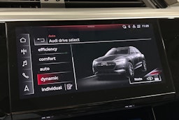 musta Audi e-tron 2022 kuva 24.