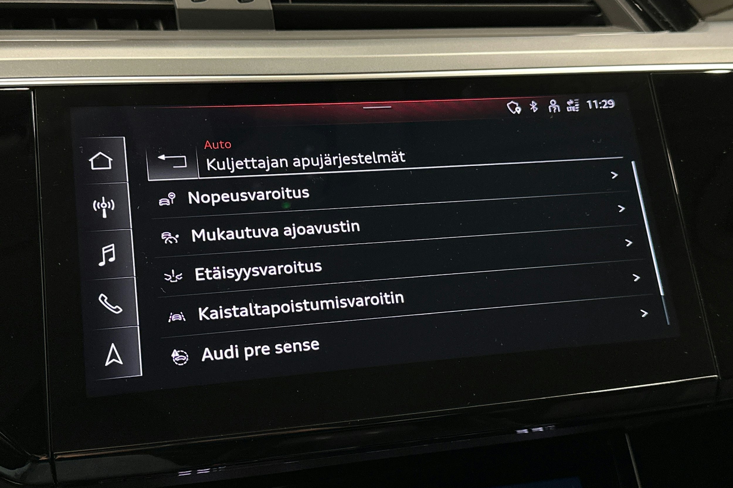 musta Audi e-tron 2022 kuva 26.