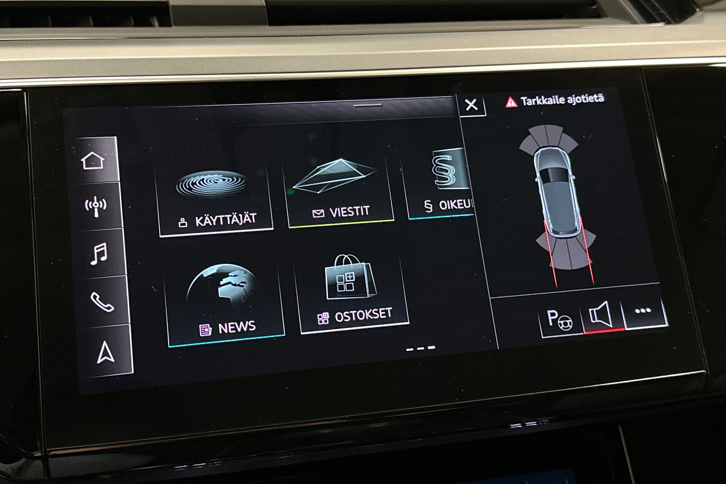 musta Audi e-tron 2022 kuva 27.