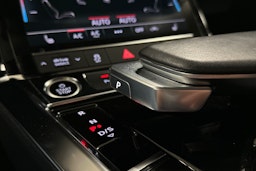 musta Audi e-tron 2022 kuva 29.