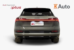 harmaa Audi e-tron 2022 kuva 3.