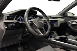 harmaa Audi e-tron 2022 kuva 7.
