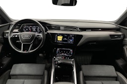 harmaa Audi e-tron 2022 kuva 9.