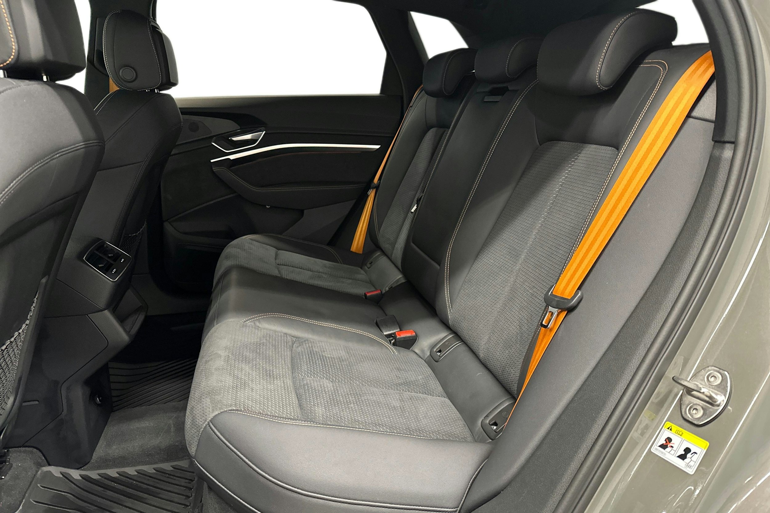 harmaa Audi e-tron 2022 kuva 10.