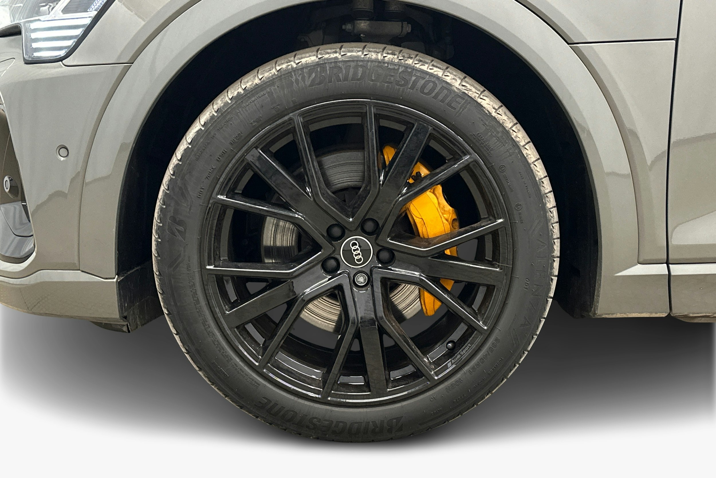 harmaa Audi e-tron 2022 kuva 11.