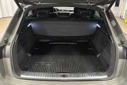 harmaa Audi e-tron 2022 kuva 13.