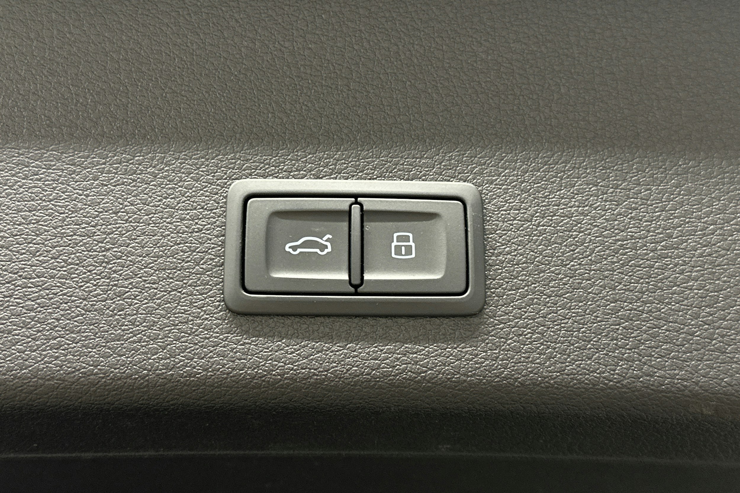 harmaa Audi e-tron 2022 kuva 14.