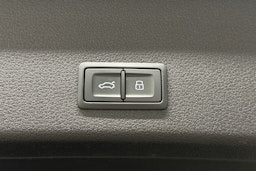 harmaa Audi e-tron 2022 kuva 14.