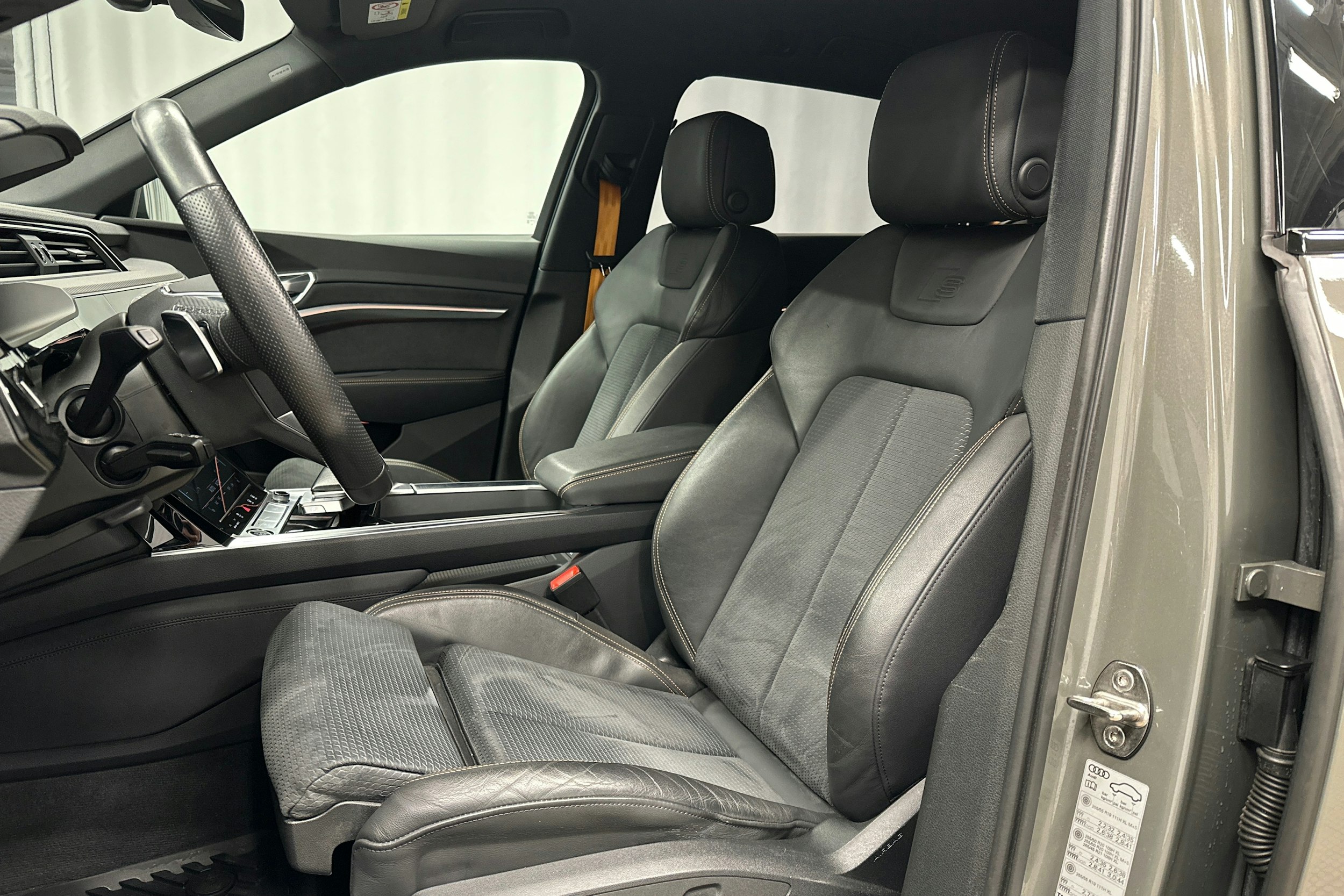 harmaa Audi e-tron 2022 kuva 15.