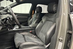 harmaa Audi e-tron 2022 kuva 15.