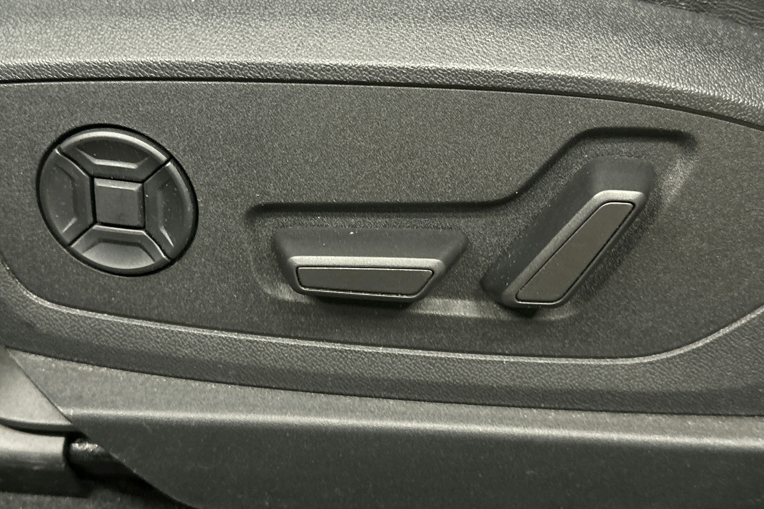 harmaa Audi e-tron 2022 kuva 16.