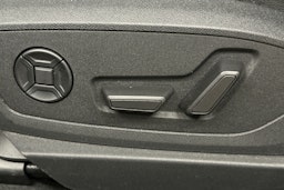 harmaa Audi e-tron 2022 kuva 16.