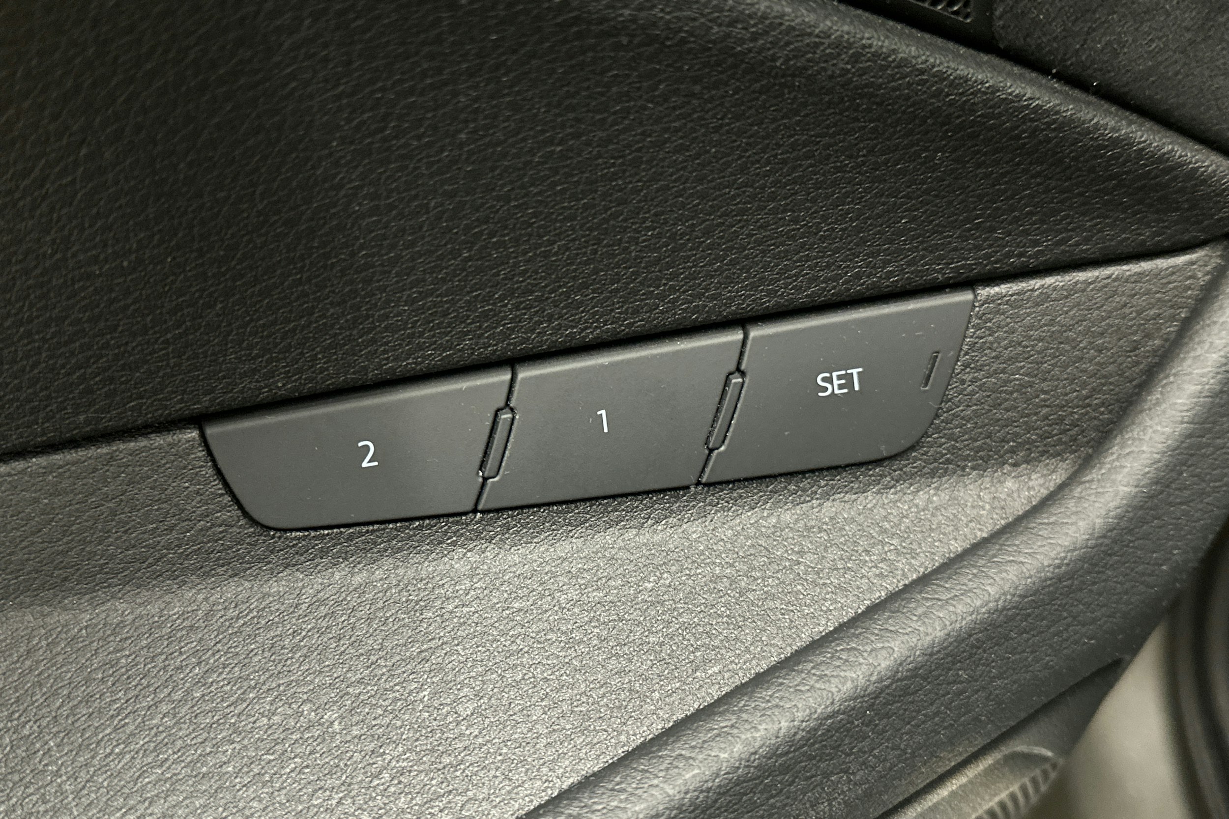 harmaa Audi e-tron 2022 kuva 17.