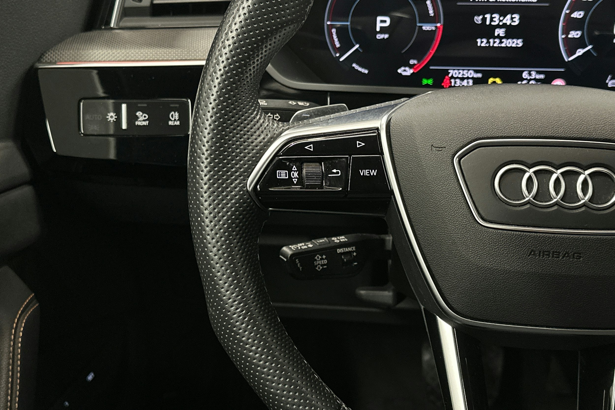 harmaa Audi e-tron 2022 kuva 19.