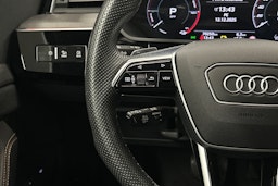 harmaa Audi e-tron 2022 kuva 19.