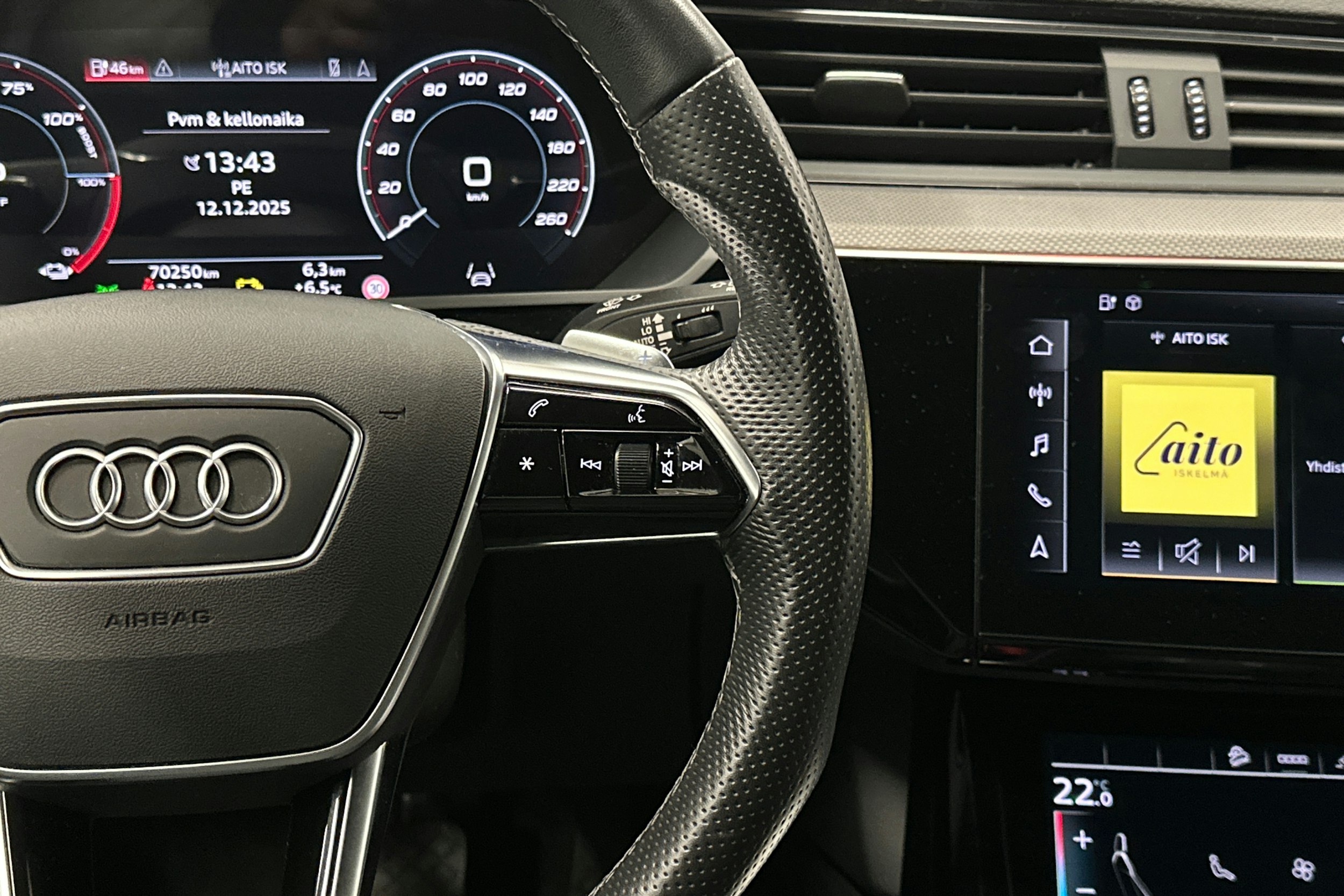 harmaa Audi e-tron 2022 kuva 20.