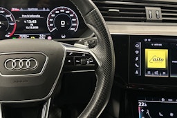 harmaa Audi e-tron 2022 kuva 20.