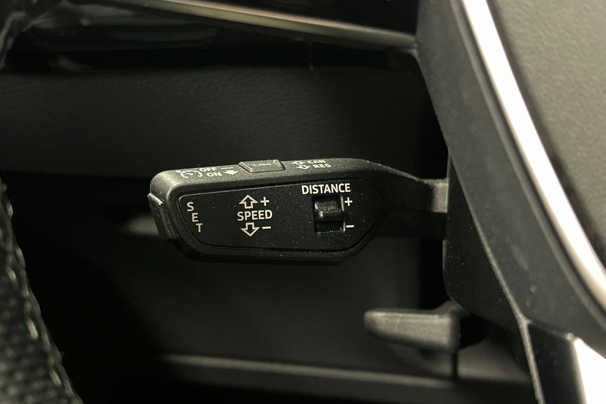 harmaa Audi e-tron 2022 kuva 21.