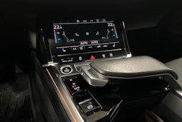 harmaa Audi e-tron 2022 kuva 24.