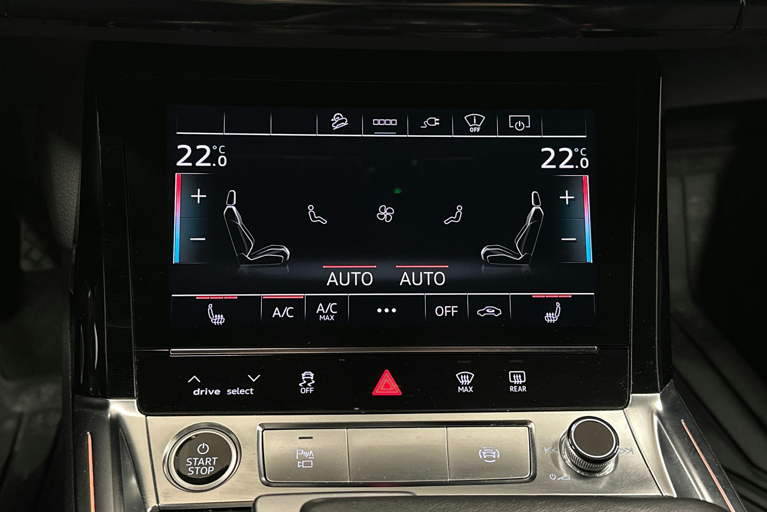 harmaa Audi e-tron 2022 kuva 25.