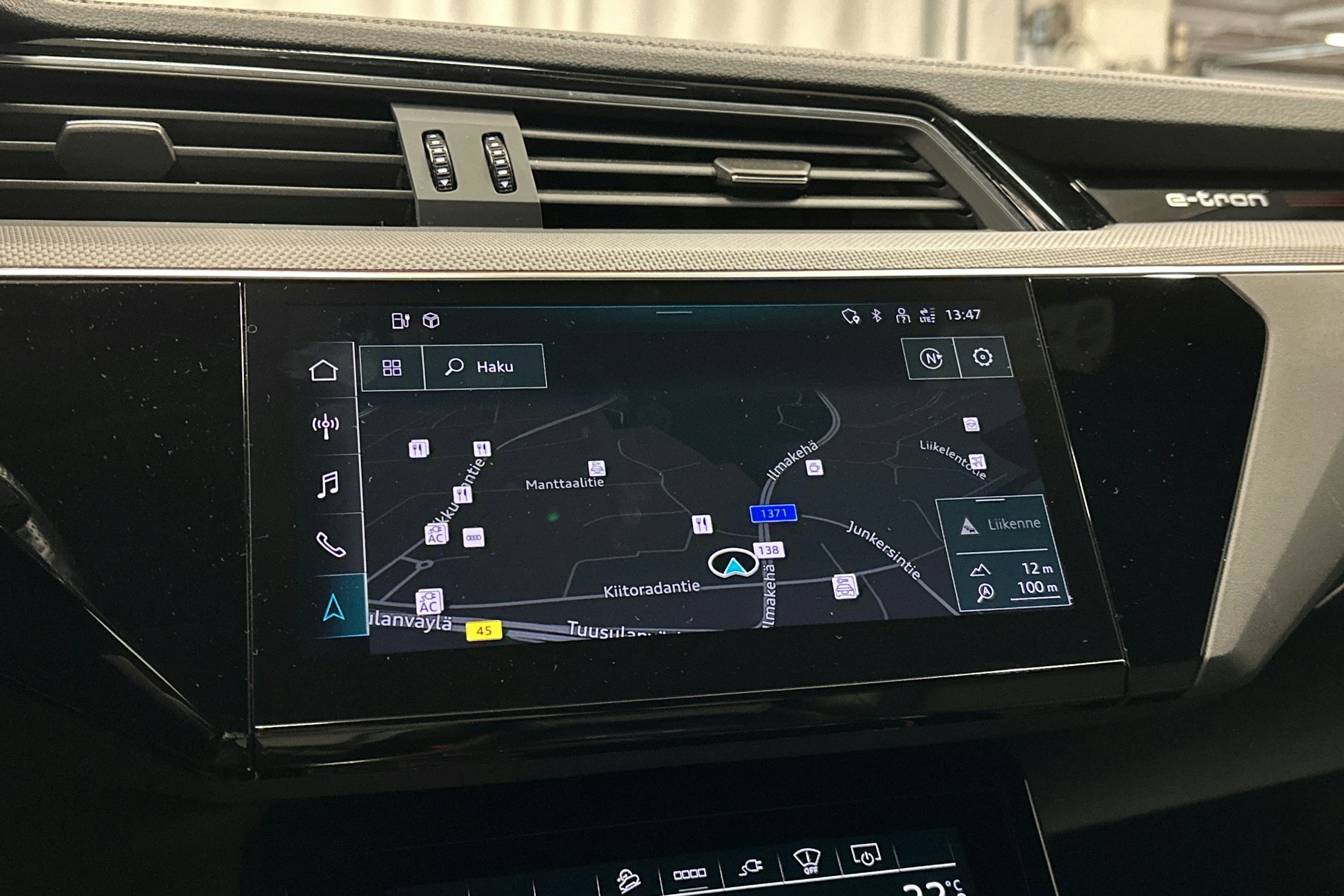 harmaa Audi e-tron 2022 kuva 27.