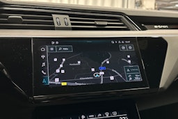 harmaa Audi e-tron 2022 kuva 27.