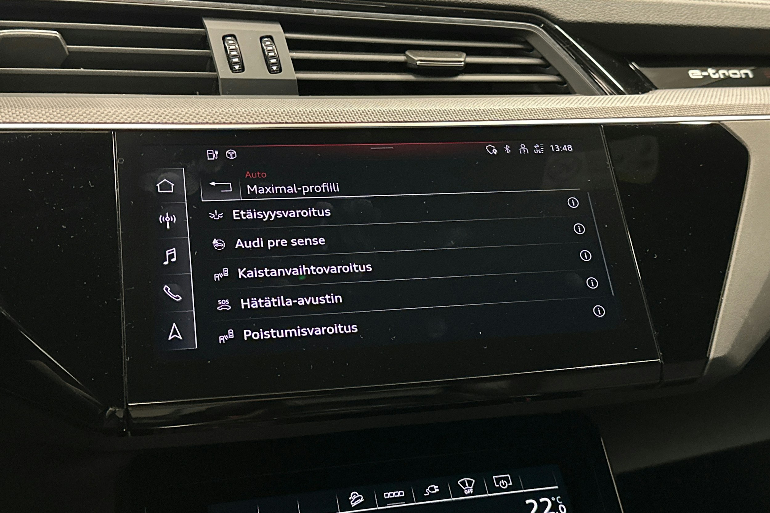 harmaa Audi e-tron 2022 kuva 29.