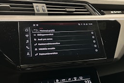 harmaa Audi e-tron 2022 kuva 29.