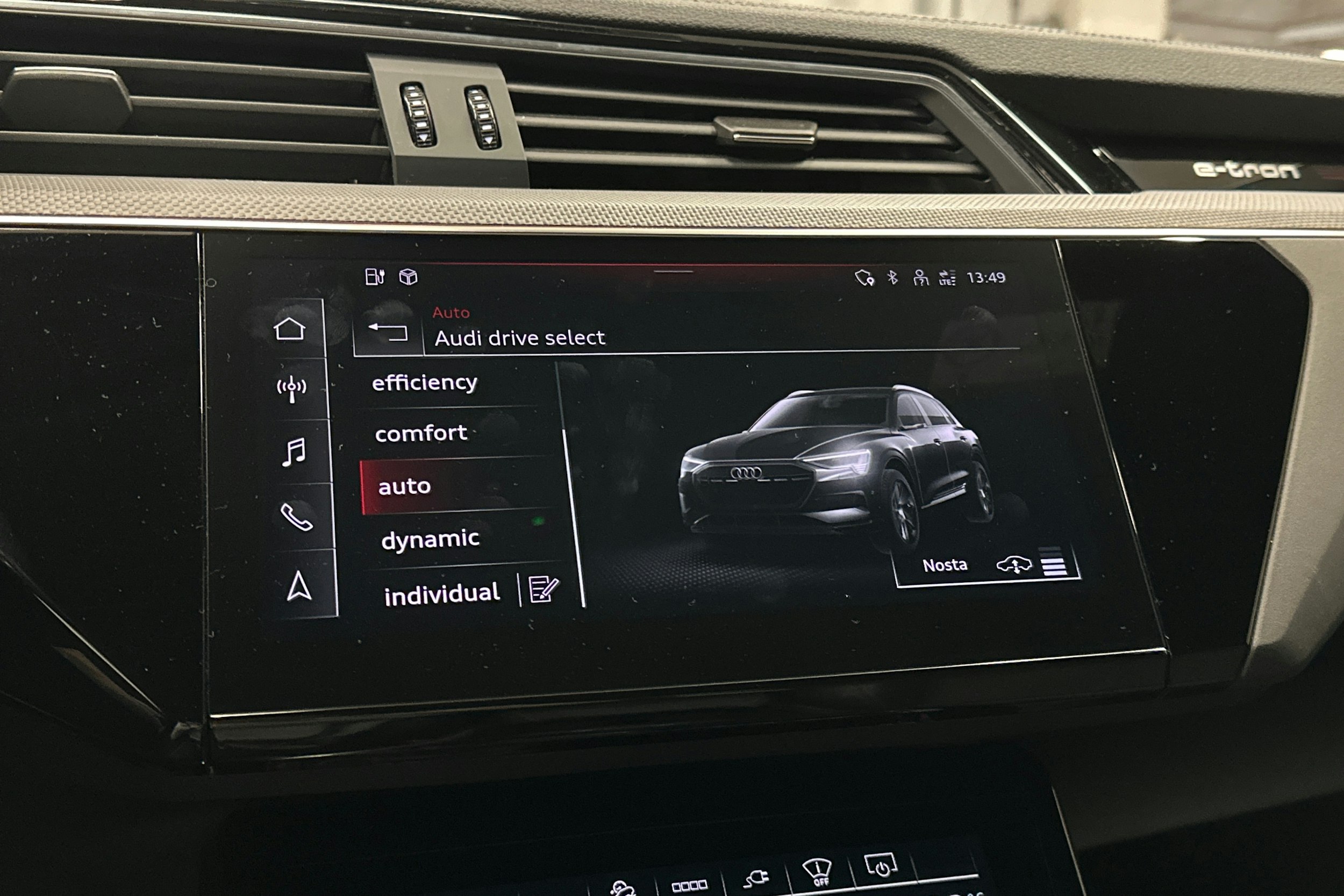 harmaa Audi e-tron 2022 kuva 31.