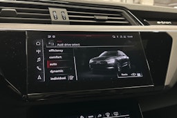 harmaa Audi e-tron 2022 kuva 31.