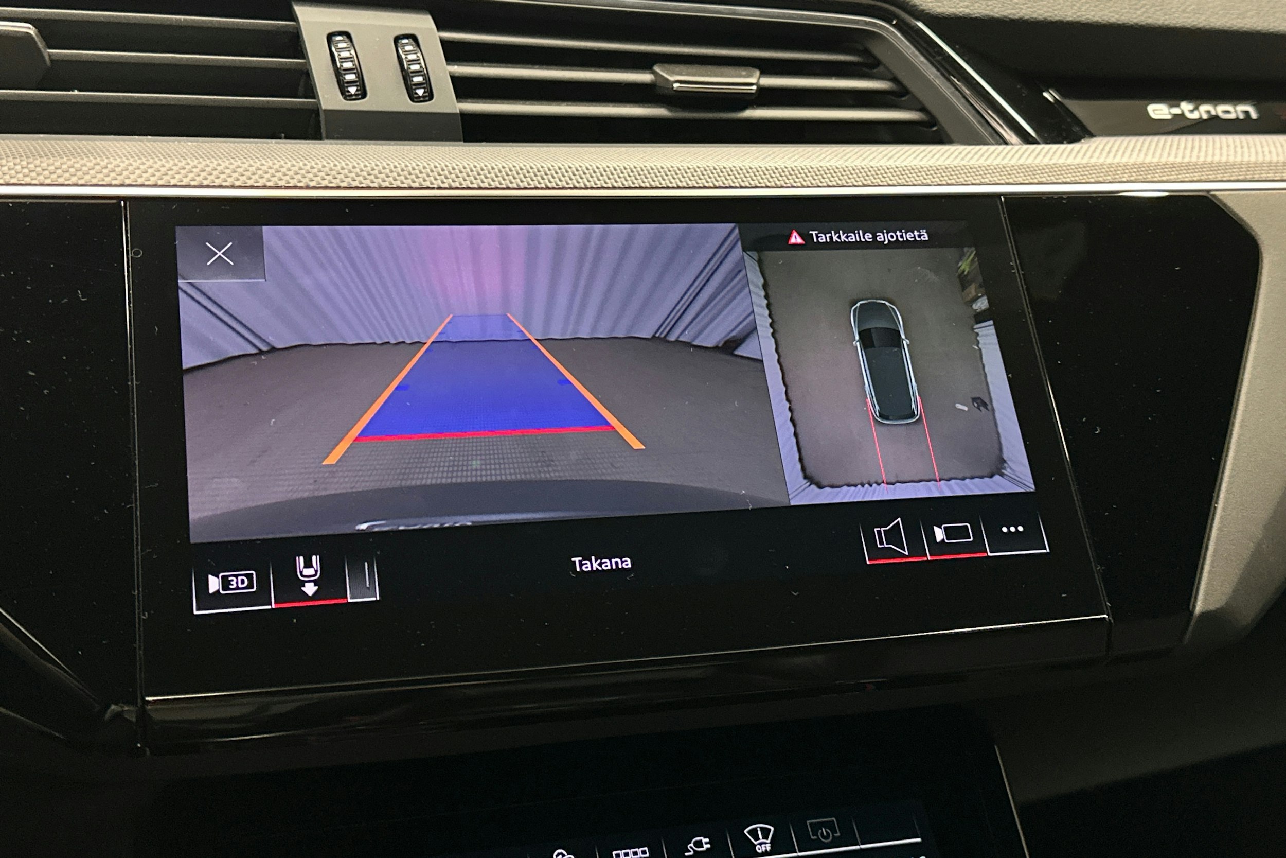 harmaa Audi e-tron 2022 kuva 32.