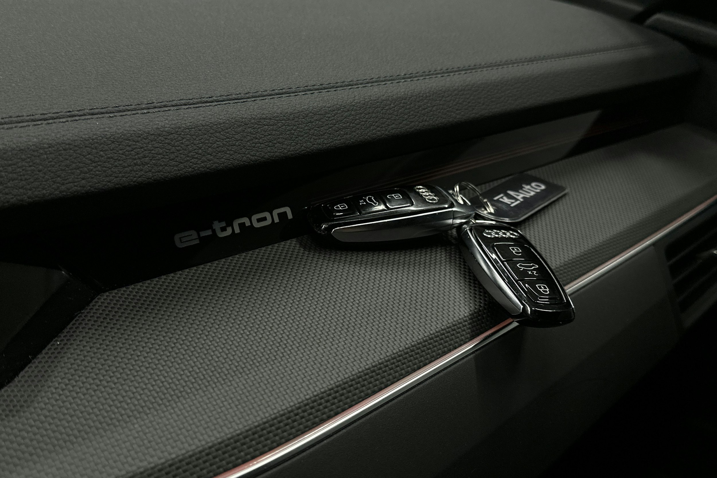 harmaa Audi e-tron 2022 kuva 33.