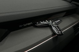 harmaa Audi e-tron 2022 kuva 33.