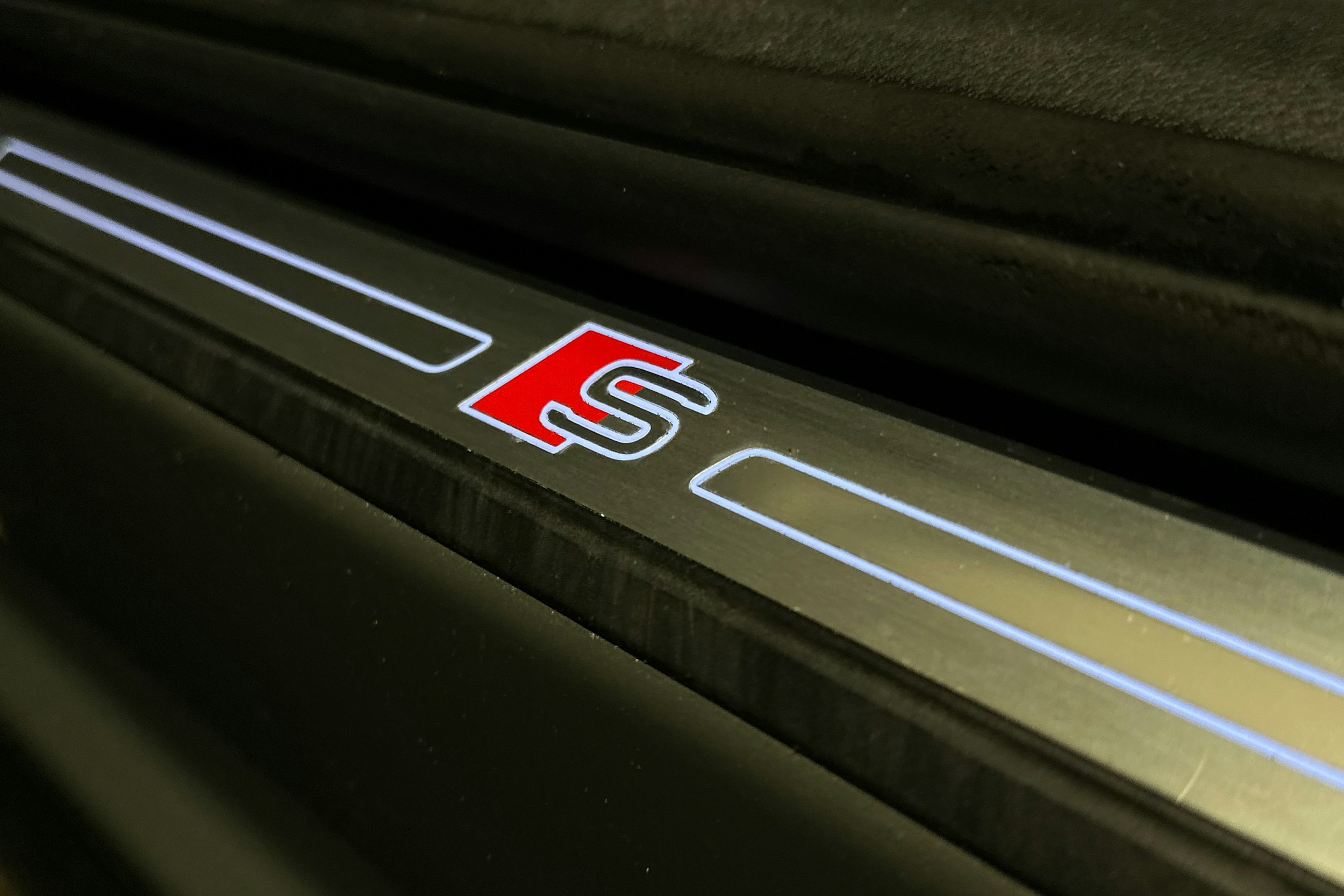 harmaa Audi e-tron 2022 kuva 34.